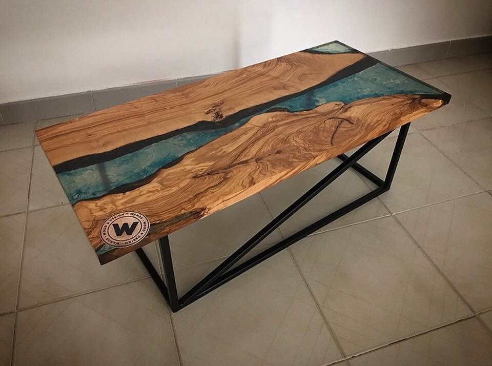 Tavolino Da Caffè In Legno Massello Dulivo Ed Intarsi In Resina Trasparente Wanos Wood Design